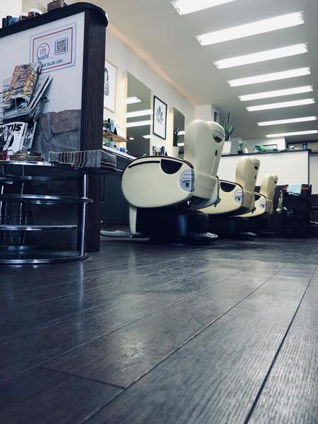 八王子の床屋 ヘアーサロンライト（HAIR SALON Light.）店内、理容椅子が並ぶ内観